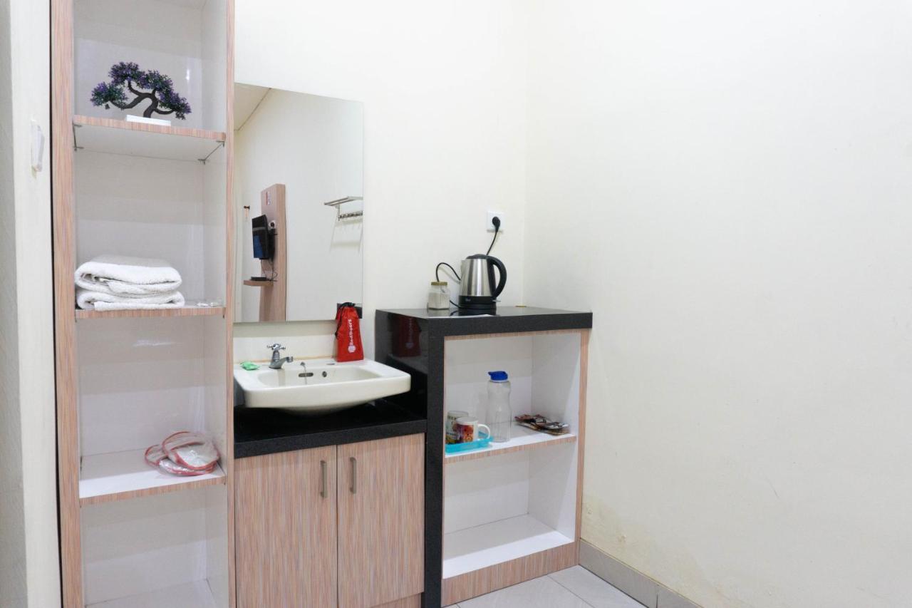 Reddoorz Syariah Near Sultan Muhammad Kaharuddin Airport Hotel Sumbawa Besar Esterno foto