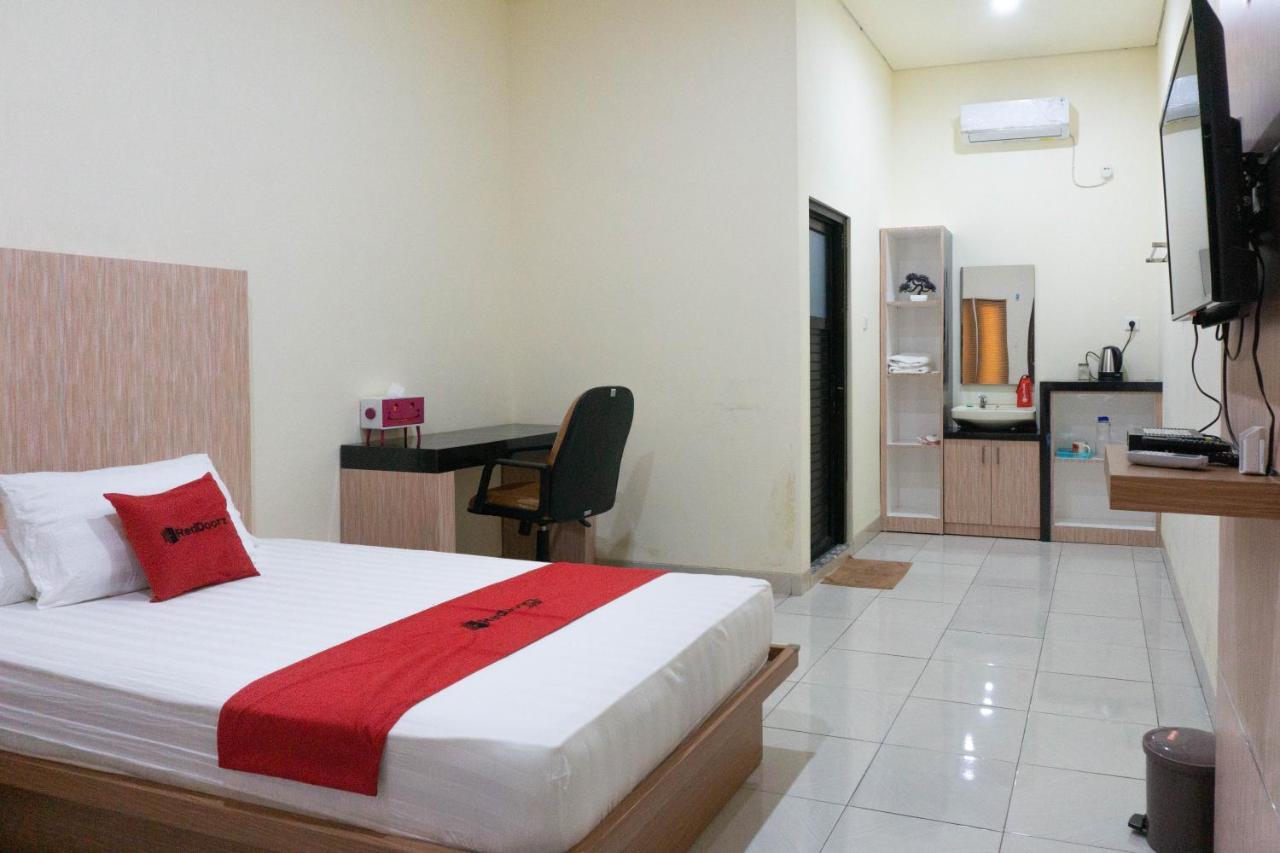 Reddoorz Syariah Near Sultan Muhammad Kaharuddin Airport Hotel Sumbawa Besar Esterno foto