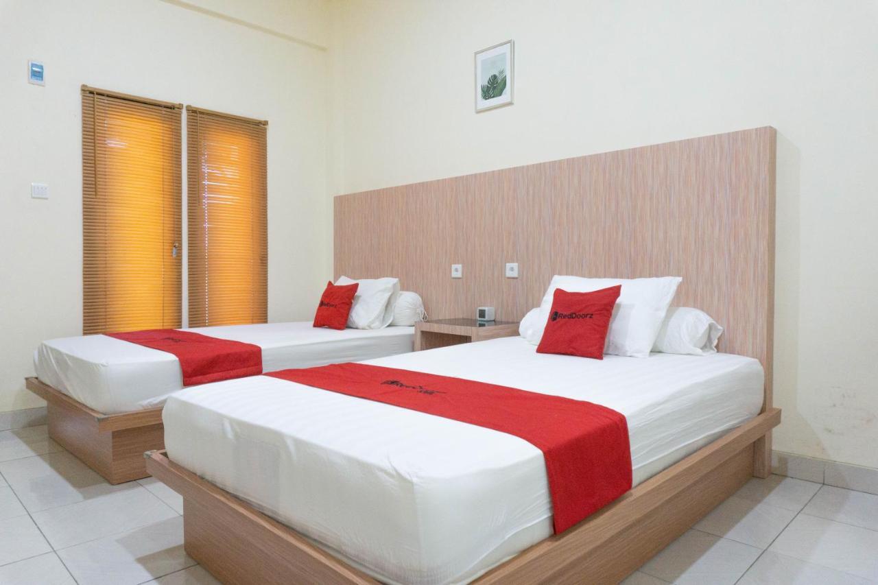 Reddoorz Syariah Near Sultan Muhammad Kaharuddin Airport Hotel Sumbawa Besar Esterno foto