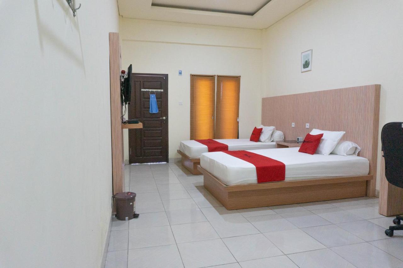 Reddoorz Syariah Near Sultan Muhammad Kaharuddin Airport Hotel Sumbawa Besar Esterno foto